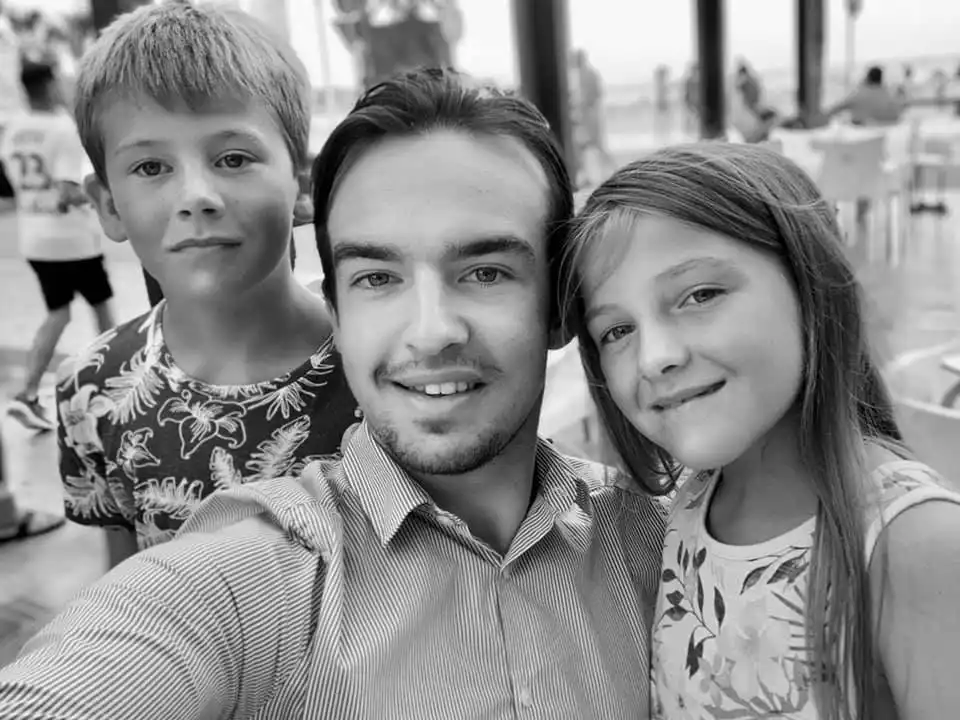 Cometan with his youngest brother, Jay Taylorian and his youngest sister, Edie Taylorian in Spain in August 2019.