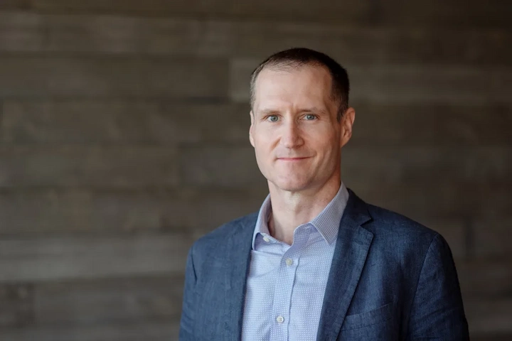 Portrait of Gene Munster, Managing Partner at Deepwater Asset Management, in a business suit, symbolizing leadership in financial investment.